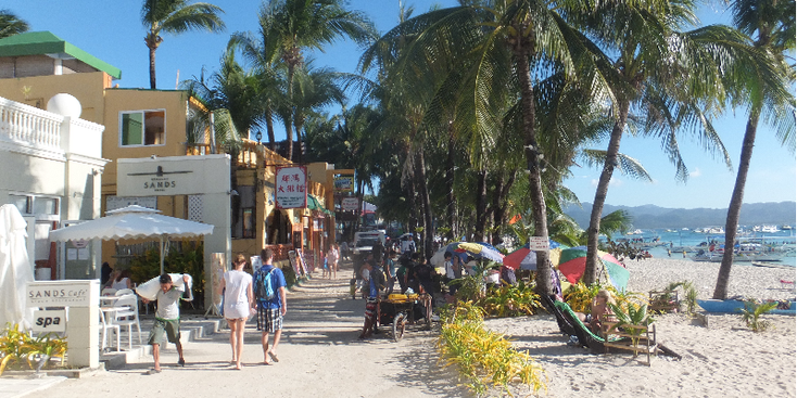 Boracay-boulevard-strand-palmboom-tropisch-pad-zand-Filipijnen