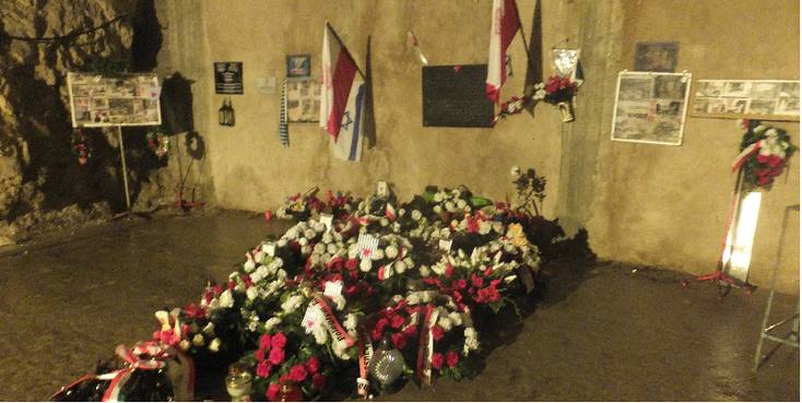 Ebensee-concentratiekamp-vlag-tunnel-monument-gedenkteken-Oostenrijk