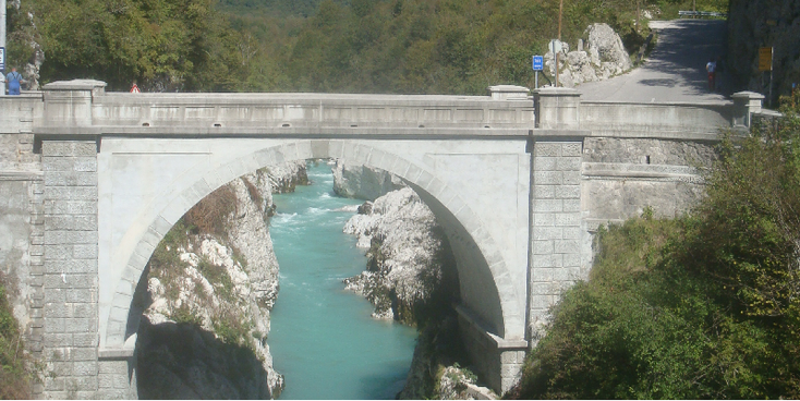 Soca-valley-vallei-Napoleon-brug-helder-azuurblauw-water-Slovenië