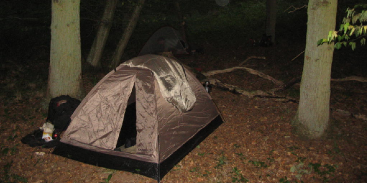 Eperleques-wildkamperen-tent-bos-krater-Frankrijk