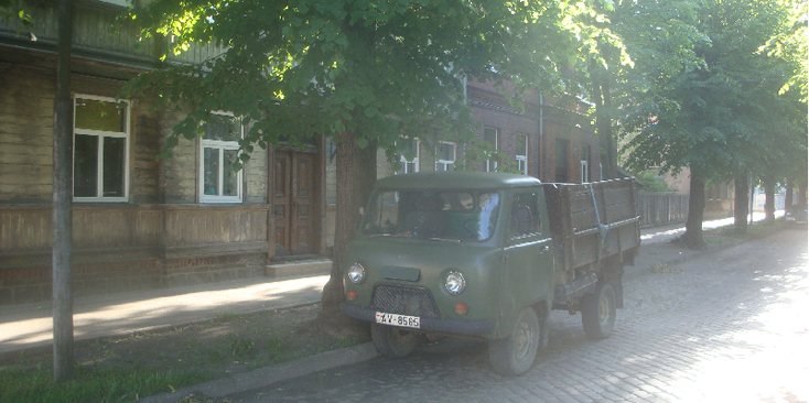 Liepaja-Letland-legertruck-oude-gebouwen-straatleven