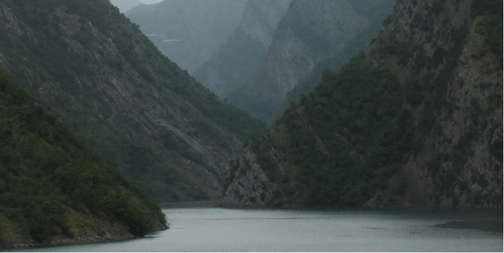 Koman-meer-Albanië-mist-nauwe-kliffen-doorgang