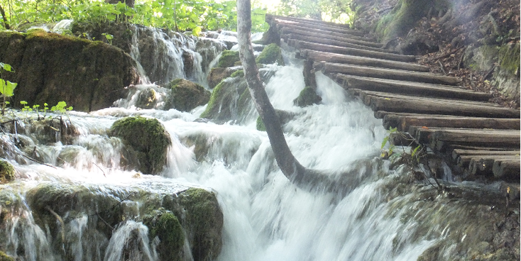 Plitvice-Nationaal-Park-wandelpad-vlonder-boardwalk-meer-water-Kroatië