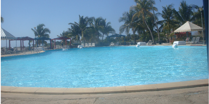 Playa-Giron-Cuba-zwembad-palmbomen