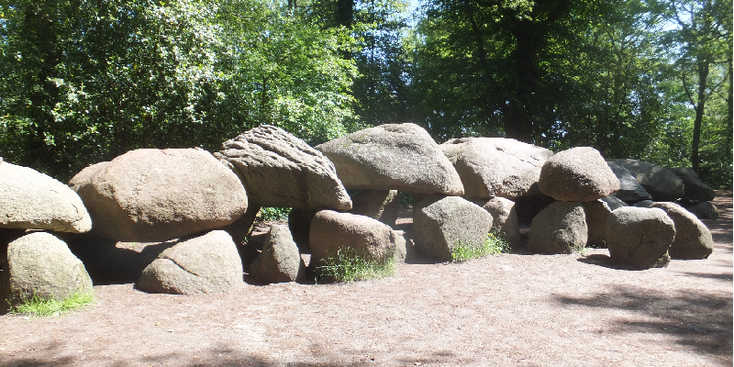 Borger-Hunebed-rotsen-graf-stenen-stapel-Drenthe-Nederland