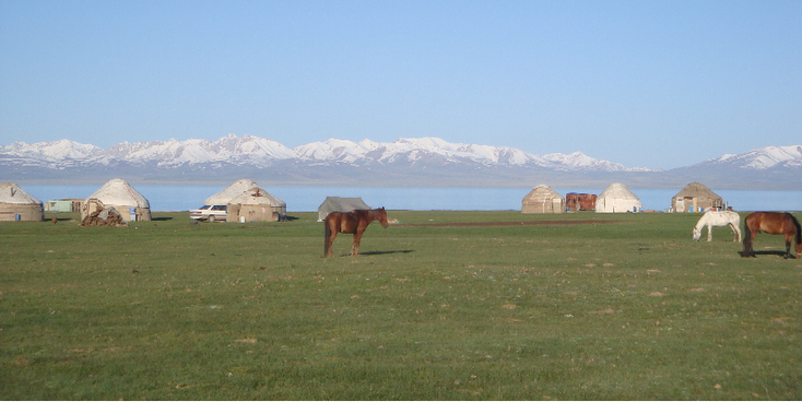 Song-Kol-Lake-meer-bergen-sneeuw-yurt-ger-paard-Kirgizië