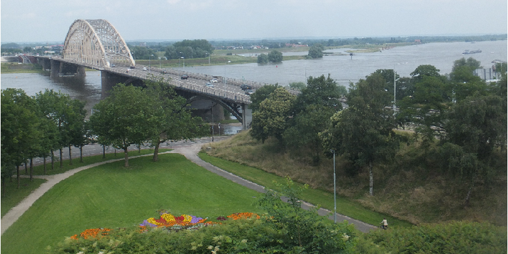 Nijmegen-brug-Waal-rivier-Belvedere-toren-Valkhof-plantsoen-tuin-Nederland