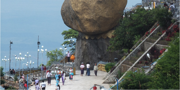 Kyaiktiyo-Kin-Pun-gouden-rots-steen-bladgoud-heilig-Myanmar-Birma