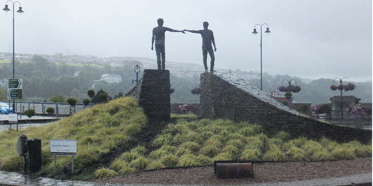 London-Derry-Free-Gravitty-Boggs-noord-Ierland-Troubles-Ulster-monument-vingers-handen