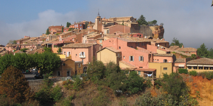 Roussillon-Frankrijk-oker-heuvel-dorp