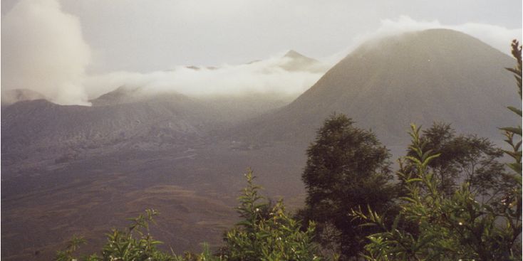 Bromo-vulkaan-Java-Indonesië-mist-sunset-tour