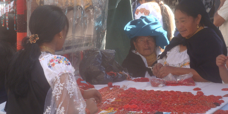 Otavalo-markt-chili-pepers-inheems-verkoopster-Ecuador