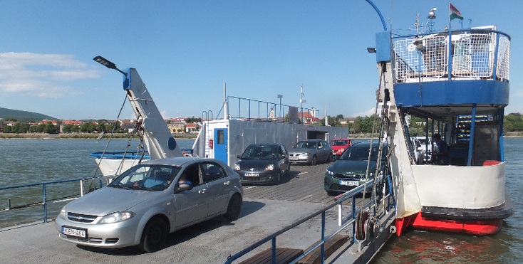 Vac-ferry-veerboot-Donau-rivier-Hongarije