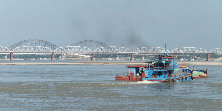 Irrawaddy-bruggen-boot-rivier-Myanmar-Birma-Mandalay