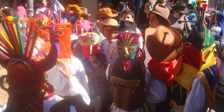 Otavalo-optocht-verkleed-inheems-ceremonie-markt-Ecuador-hoed