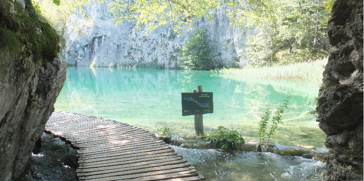 Plitvice-Nationaal-Park-wandelpad-vlonder-boardwalk-meer-water-Kroatië