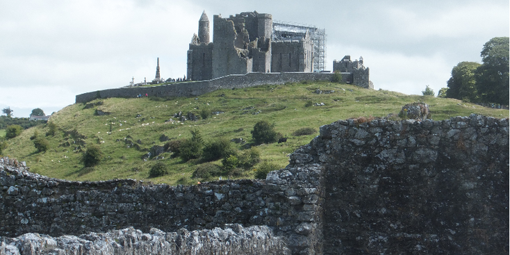 Cashel-Hore-Ierland-republiek-ruïnes-koningen-rotsen-begraafplaats-kerk-klooster-beelden-muur