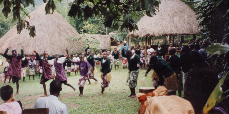 Bwindi-nationaal-park-Ceremony-Village-Uganda