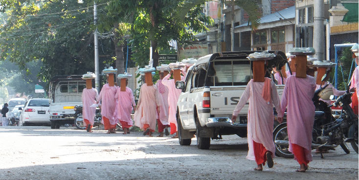 Mandalay-monnik-Boeddhist-zilver-pan-straat-Myanmar-Birma
