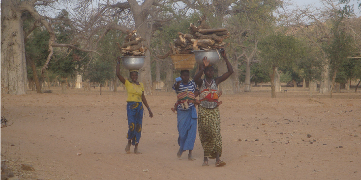 Bandiagara-Dogon-land-Mali-vrouwen-ketels-hout