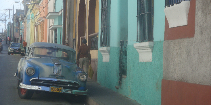 Santiago-de-Cuba-klassieke-Amerikaanse-auto-straatleven