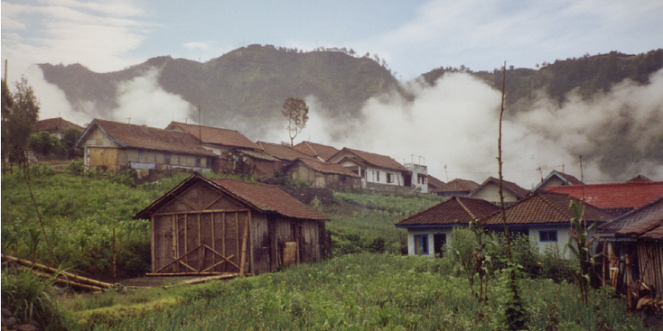Cemara-Lawang-Java-Indonesië-huizen-mist