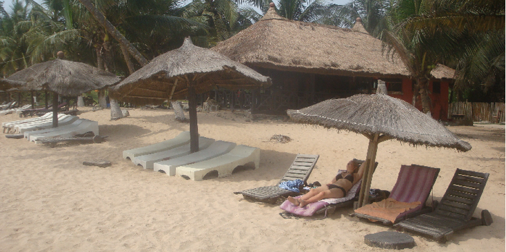 Axim-Ghana-strand-strandhut-zon-zee-zonnen