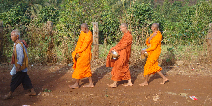 Ban-Lung-Ratanakiri-monniken-Boedhha-Cambodja-straatleven