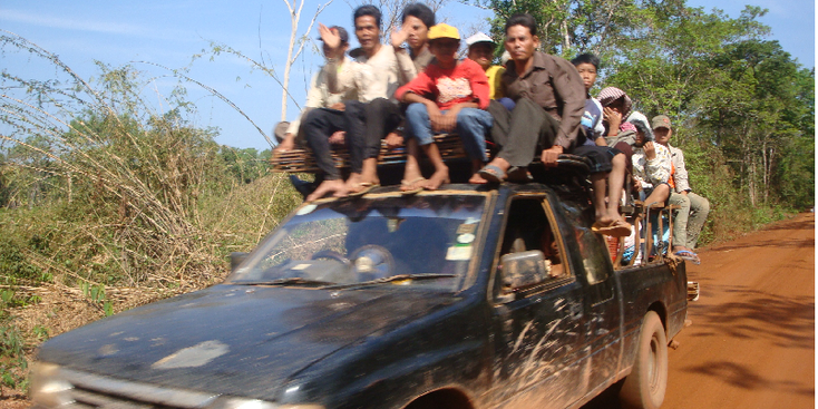 Ratanakiri-Ban-Lung-stof-weg-landcruiser-Cambodja