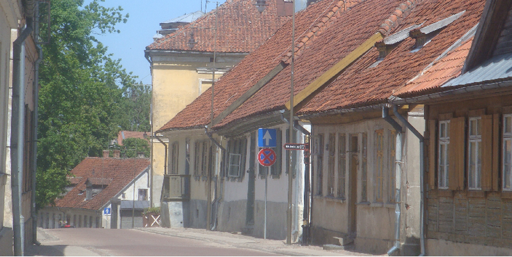 Kuldiga-Koerland-Straatleven-oude-gebouwen-Letland