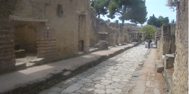 Hercunaleum-Romeins-stad-straat-pilaren-lava-vulkaan-uitbarsting-Napels-Italië