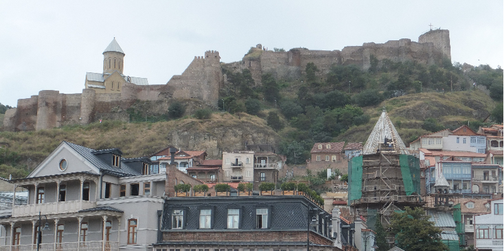 Tbilisi-citadel-fort-vesting-hoofdstad-oude-historische-stad-houten-huizen-Georgië