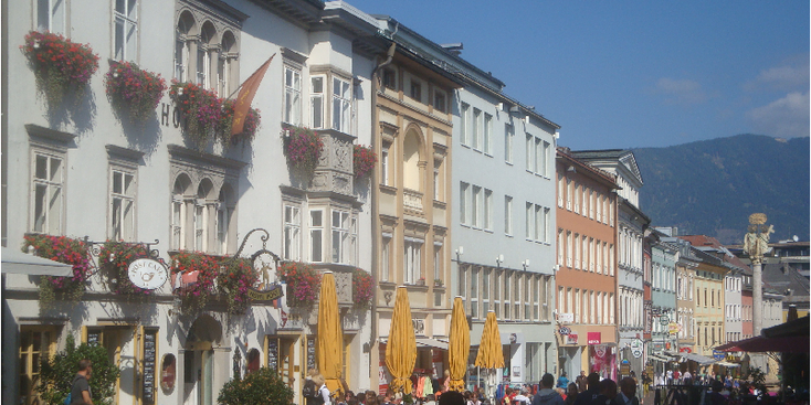 Villach-winkelstraat-gekleurde-woonhuizen-Oostenrijk