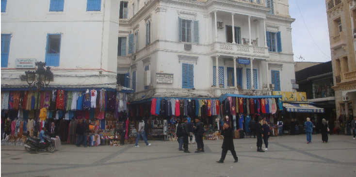Tunis-Medina-bazaar-kleding-binnenstad-Tunesië