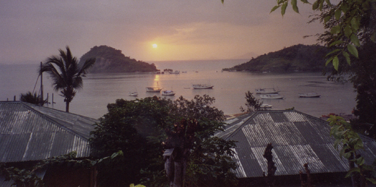 Labuanbajo-vis-boten-kust-Indonesië