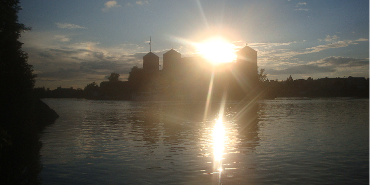 Olavinlinna-Savonlinna-meer-water-torens-kasteel-ondergaande-zon-Finland