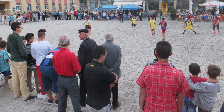 Permet-voetbal-plein-straatvoetbal-lokalen-Albanië