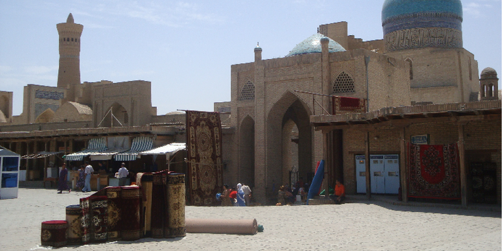 Buchara-plein-binnenplaats-minaret-koepel-markt-kleden-Oezbekistan