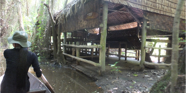 Met een kano langs de voormalige hutjes van de Vietcong generaals.