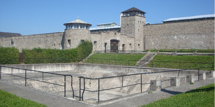 Mauthausen-poort-wachttoren-zwembad-concentratiekamp-Oostenrijk
