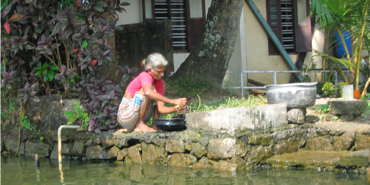Alleppey-backwaters-India-Kerala-boot-rivier-kanaal-wassen