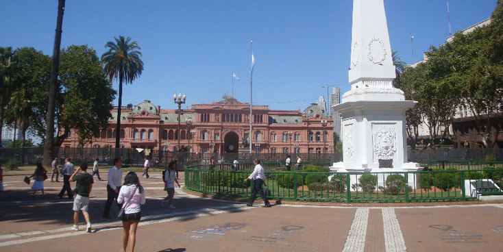 Plaza-Mayor-hoofdplein-Buenos-Aires-pilaar-wit-Argentinië