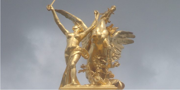 Gouden-beeld-engel-paard-brug-tussen-Le-Gran-Palais-Hotel-des-Invalides-Parijs-Frankrijk