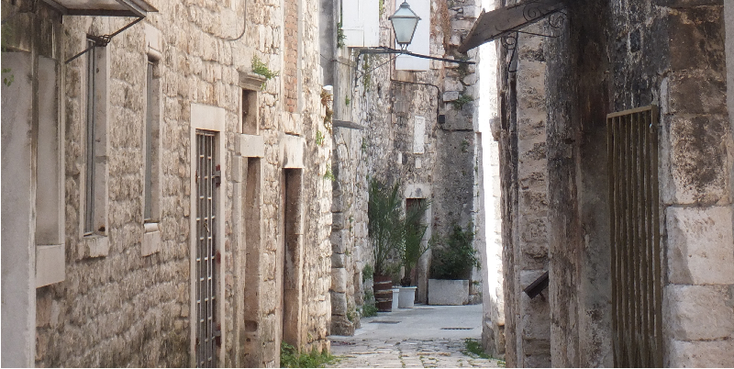 Trogir-straat-steeg-historisch-Kroatië