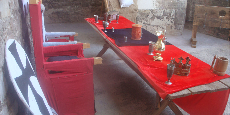 Hunedora-Dracula-kasteel-Corvin-vlaggen-vaandels-ridders-Roemenië-tafelkleed