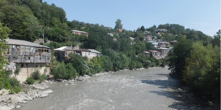 Kutaisi- Rioni-rivier-Georgië-huizen