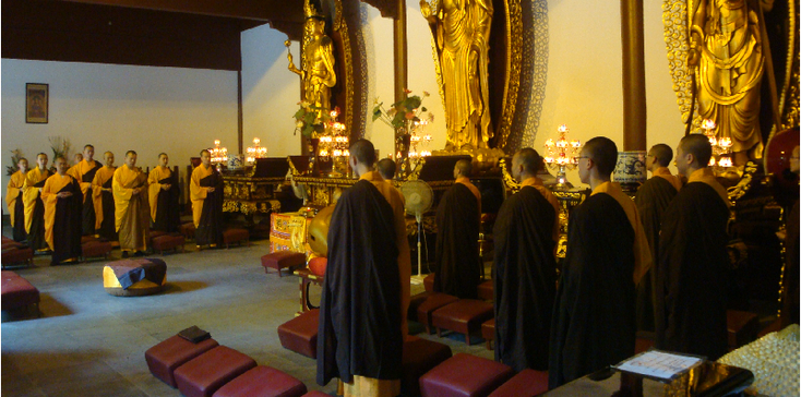 Hangzhou-lachende-Boedha-park-Lingyin-tempel-bidden-ceremonie-monniken