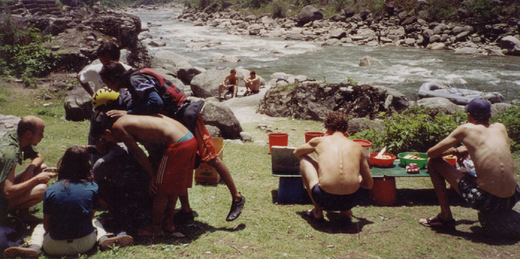 Bhote-Koshi-raften-rivier-helm-peddel-boot-Borderlands-Resort