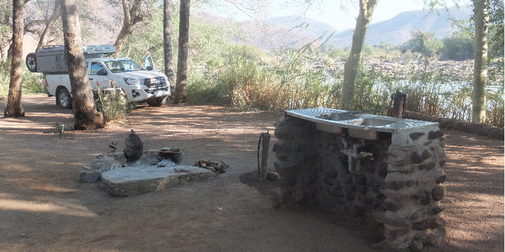 Epupa-Falls-Lodge-Campsite-landcruiser-camping-Namibië