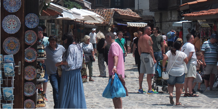 Nesebar-winkelstraat-shopping-souvenir-houten-huizen-Bulgarije